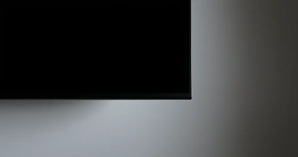 detalhe da borda de uma televisão moderna com degradê escuro